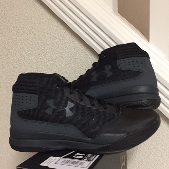 under armour boys basketball shoes